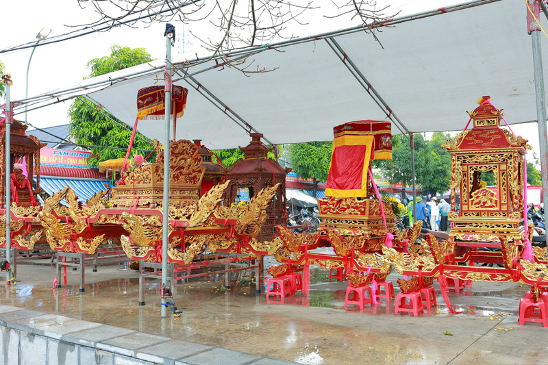 Lễ hội gồm nhiều hoạt động tâm linh truyền thống, đặc sắc như: Lễ rước kiệu, hát văn hầu đồng, tế lễ dâng hương; bơi trải, đấu vật, kéo co, chọi gà, cờ tướng...