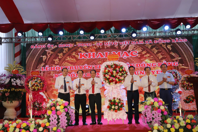 Các đại biểu là lãnh đạo thuộc huyện Quỳnh Phụ (cũ) tặng hoa chúc mừng lễ hội.