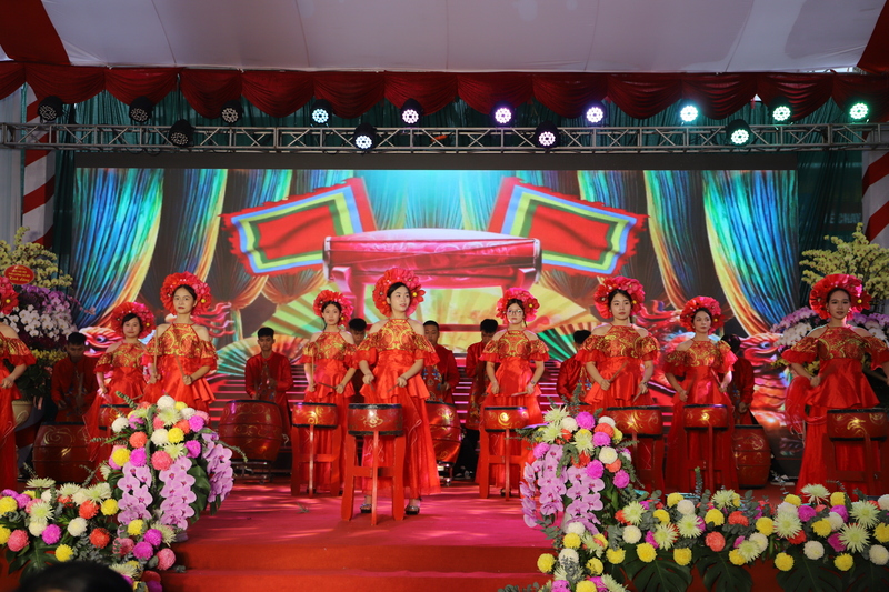 Tiết mục văn nghệ tại lễ khai hội.