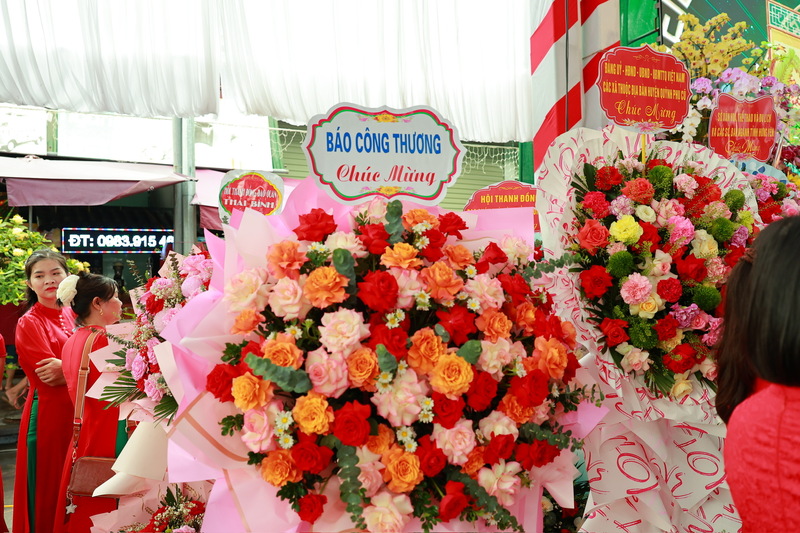 Nhiều cơ quan, đơn vị, doanh nghiệp đã gửi hoa chúc mừng lễ hội