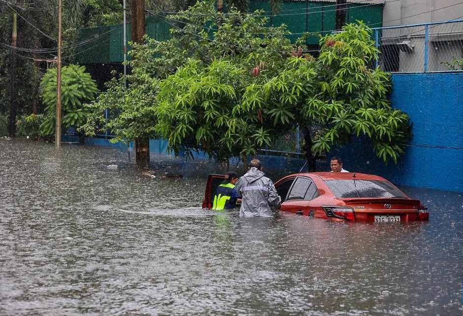 Mưa lớn gây ngập lụt ở thành phố Quezon, Philippines, ngày 30.8.2025. Ảnh: Xinhua