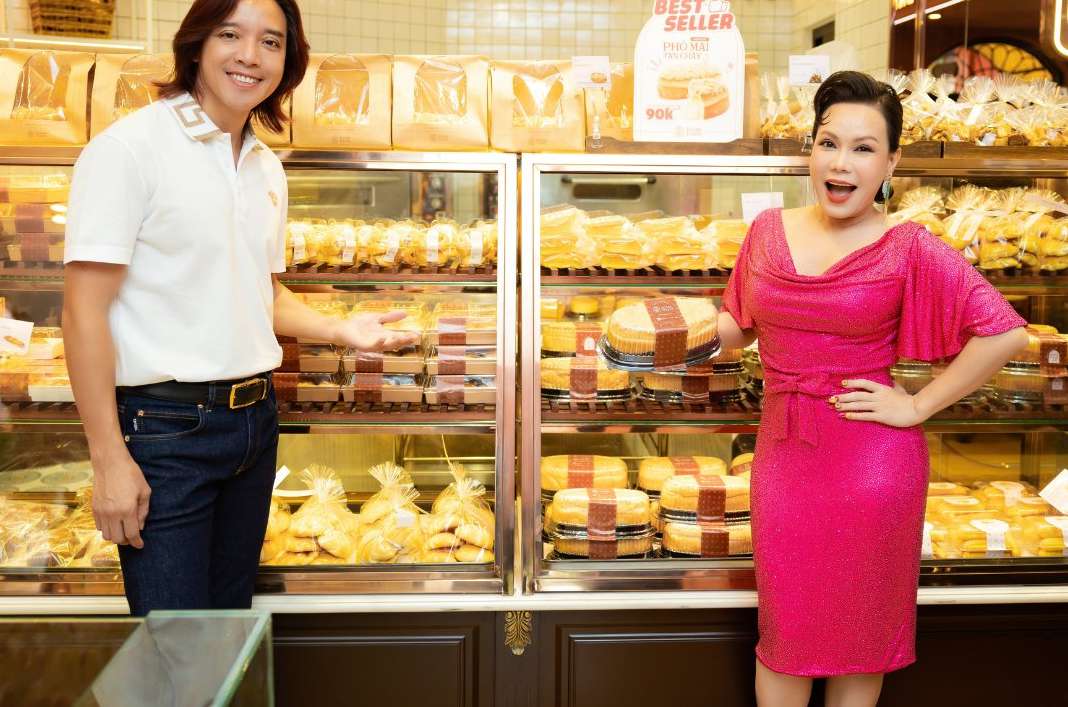 Việt Hương và chồng sở hữu nhiều nhà hàng bánh tại TPHCM. Ảnh: Nghệ sĩ cung cấp.