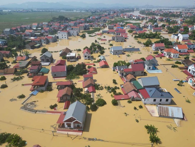 Nước lũ sông Cầu lên nhanh từ đêm 8.10 khiến nhiều căn nhà ở thôn Ngô Đạo (xã Đa Phúc, Hà Nội) ngập sâu trong nước. Ảnh: Sóng Hữu