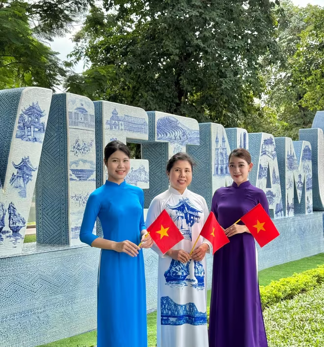 Họa sĩ Nguyễn Thu Thủy (giữa) Họa sĩ Nguyễn Thu Thủy (giữa)