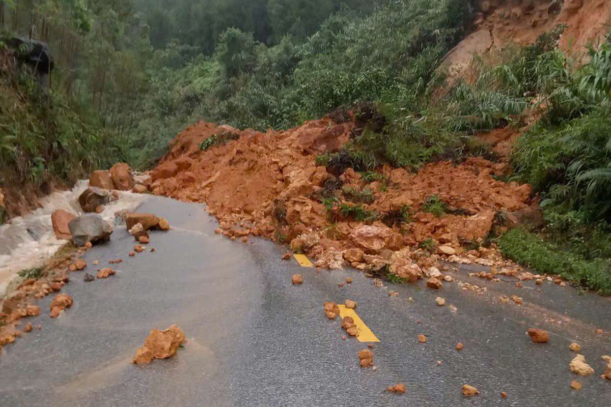 Sạt lở đất trên tuyến đường liên từ xã Hoành Mô đến xã Quảng Đức, tỉnh Quảng Ninh. Ảnh: Người dân cung cấp