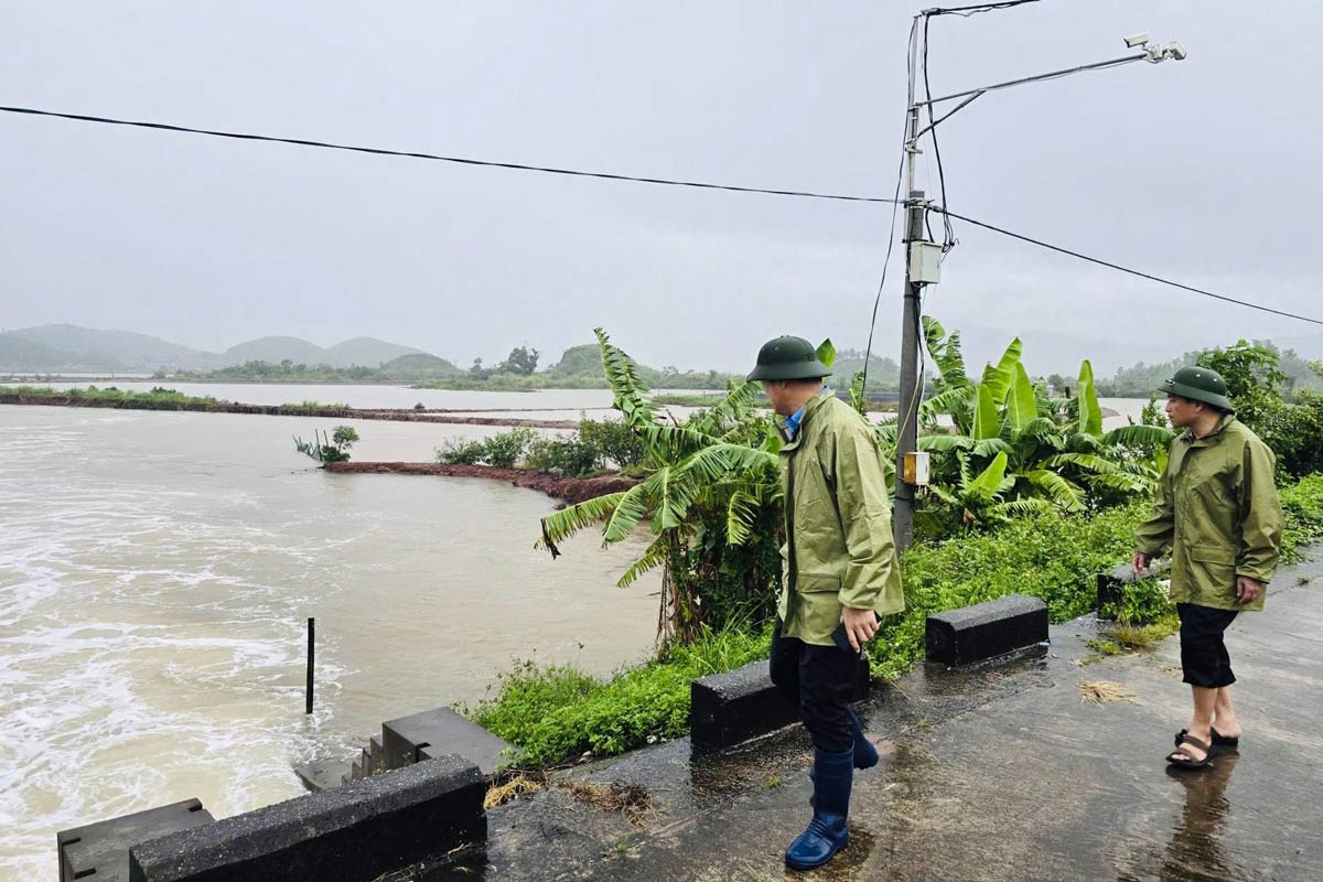 Cán bộ UBND xã Hải Lạng kiểm tra công trình thủy lợi chủ động ứng phó lũ trên sông. Ảnh: Cổng TTĐT xã Hải Lạng