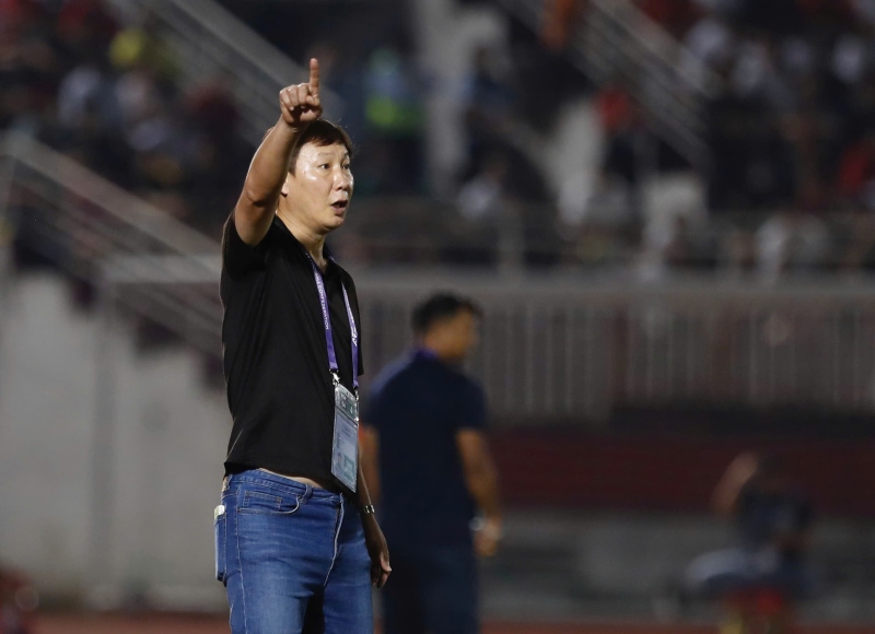 Huấn luyện viên Kim Sang-sik có thể chưa tìm được bộ khung ưng ý với những chất liệu hiện tại. Ảnh: Thanh Vũ