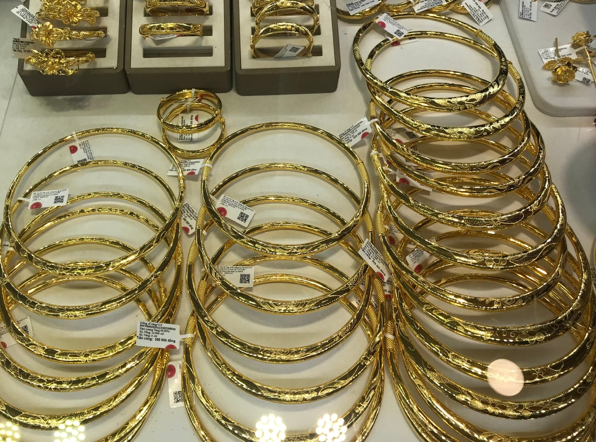 Giá vàng tiếp tục tăng mạnh vào sáng 16-10. Ảnh: H.T