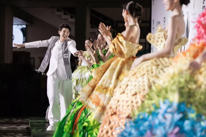 NTK Minh Công rạng rỡ trong đêm khai mạc triển lãm "Miệt cù lao" NTK Minh Công rạng rỡ trong đêm khai mạc triển lãm "Miệt cù lao"