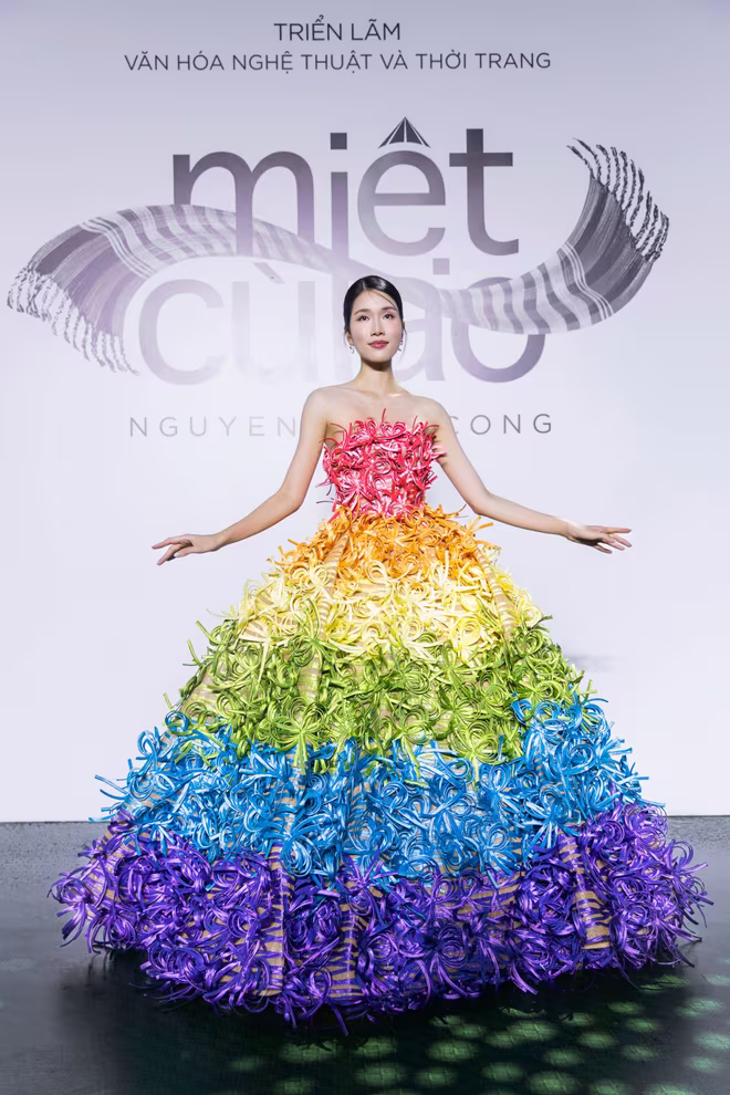 Bộ trang phục “Mứt dừa” được trình diễn bởi Á hậu Phạm Ngọc Phương Anh gây ấn tượng với vẻ ngoài bắt mắt khi sử dụng 6 gam màu chuyển dần từ hồng sang tím. Từng chi tiết đính kết lấy cảm hứng từ sợi mứt dừa được Nguyễn Minh Công thực hiện tỉ mì với từng dải lụa xoắn mềm Bộ trang phục “Mứt dừa” được trình diễn bởi Á hậu Phạm Ngọc Phương Anh gây ấn tượng với vẻ ngoài bắt mắt khi sử dụng 6 gam màu chuyển dần từ hồng sang tím. Từng chi tiết đính kết lấy cảm hứng từ sợi mứt dừa được Nguyễn Minh Công thực hiện tỉ mì với từng dải lụa xoắn mềm