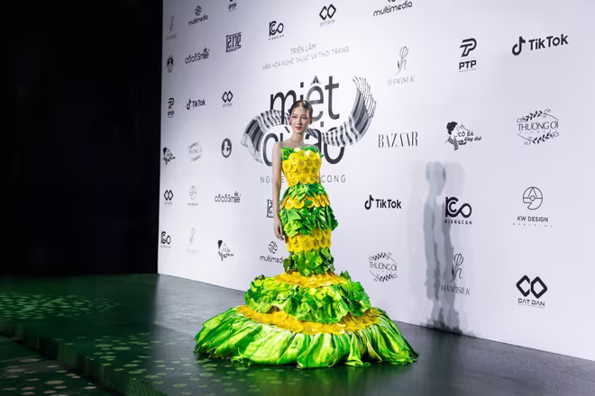 Hoa hậu Võ Lê Quế Anh khoe thân hình mảnh khảnh với thiết kế “Bánh khọt” mang form dáng váy ôm và phần tà váy đuôi cá. Bộ trang phục “Bánh khọt” đính kết các phần bánh khọt làm điểm nhấn với tone màu chủ đạo xanh lá của rau Hoa hậu Võ Lê Quế Anh khoe thân hình mảnh khảnh với thiết kế “Bánh khọt” mang form dáng váy ôm và phần tà váy đuôi cá. Bộ trang phục “Bánh khọt” đính kết các phần bánh khọt làm điểm nhấn với tone màu chủ đạo xanh lá của rau