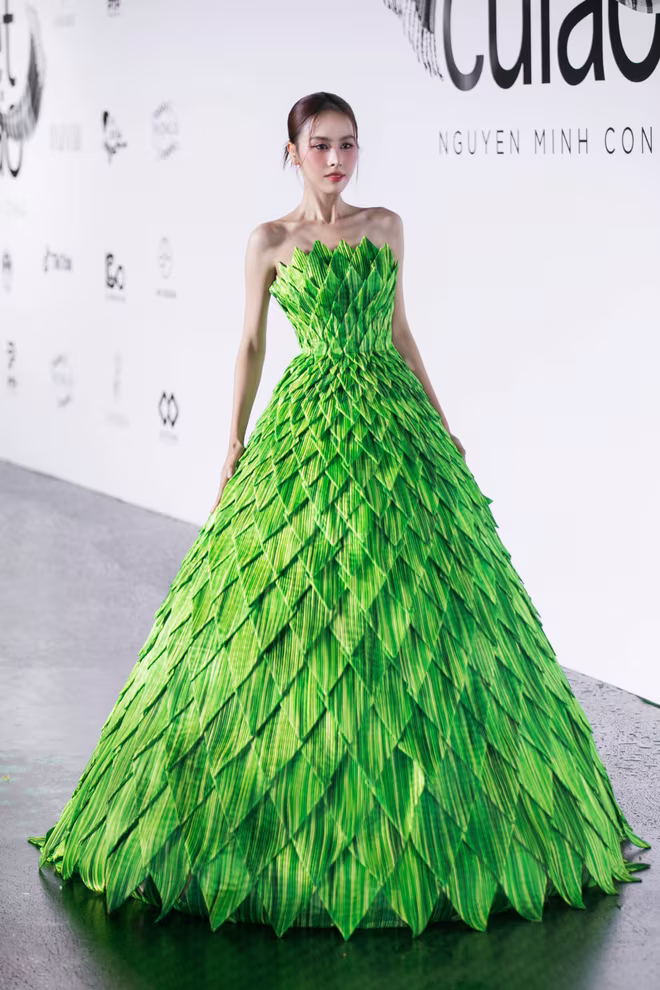 Thiết kế kỳ công khác mang tên “Bánh đúc gân” do Á hậu Lê Nguyễn Ngọc Hằng trình diễn. Bộ trang phục “Bánh đúc gân” khiến khán giả ấn tượng khi từng lát bánh trên chiếc váy đều được thực hiện kỹ thuật xếp ly và phối màu đa dạng mang lại hiệu ứng tầng lớp đầy bắt mắt Thiết kế kỳ công khác mang tên “Bánh đúc gân” do Á hậu Lê Nguyễn Ngọc Hằng trình diễn. Bộ trang phục “Bánh đúc gân” khiến khán giả ấn tượng khi từng lát bánh trên chiếc váy đều được thực hiện kỹ thuật xếp ly và phối màu đa dạng mang lại hiệu ứng tầng lớp đầy bắt mắt