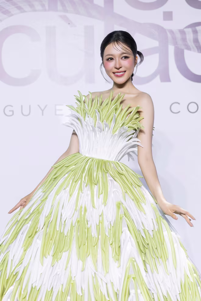 Khoác lên mình trang phục “Bánh lọt”, Hoa hậu Nguyễn Ngọc Kiều Duy xuất hiện đầy nổi bật. Thiết kế “Bánh lọt” mang tone màu chủ đạo trắng và xanh nhạt với các chi tiết được thực hiện đầy tỉ mỉ, tinh tế với từng sợi bánh được đính kết kỳ công Khoác lên mình trang phục “Bánh lọt”, Hoa hậu Nguyễn Ngọc Kiều Duy xuất hiện đầy nổi bật. Thiết kế “Bánh lọt” mang tone màu chủ đạo trắng và xanh nhạt với các chi tiết được thực hiện đầy tỉ mỉ, tinh tế với từng sợi bánh được đính kết kỳ công