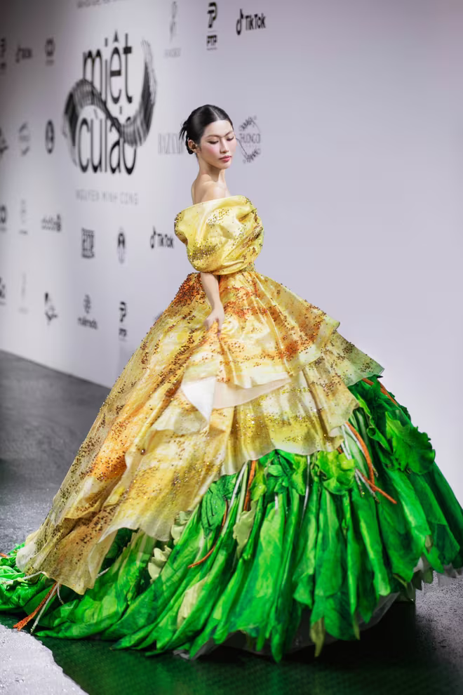 Á hậu – MC Chế Nguyễn Quỳnh Châu mở màn với trang phục “Bánh xèo”. Mang form váy bồng xòe với tone màu vàng chủ đạo của lớp bánh giòn và điểm nhấn với chi tiết rau, thiết kế “Bánh xèo” của Chế Nguyễn Quỳnh Châu đã khiến toàn bộ khán giả choáng ngợp bởi độ khủng và sự đầu tư, tỉ mỉ cho từng chi tiết Á hậu – MC Chế Nguyễn Quỳnh Châu mở màn với trang phục “Bánh xèo”. Mang form váy bồng xòe với tone màu vàng chủ đạo của lớp bánh giòn và điểm nhấn với chi tiết rau, thiết kế “Bánh xèo” của Chế Nguyễn Quỳnh Châu đã khiến toàn bộ khán giả choáng ngợp bởi độ khủng và sự đầu tư, tỉ mỉ cho từng chi tiết