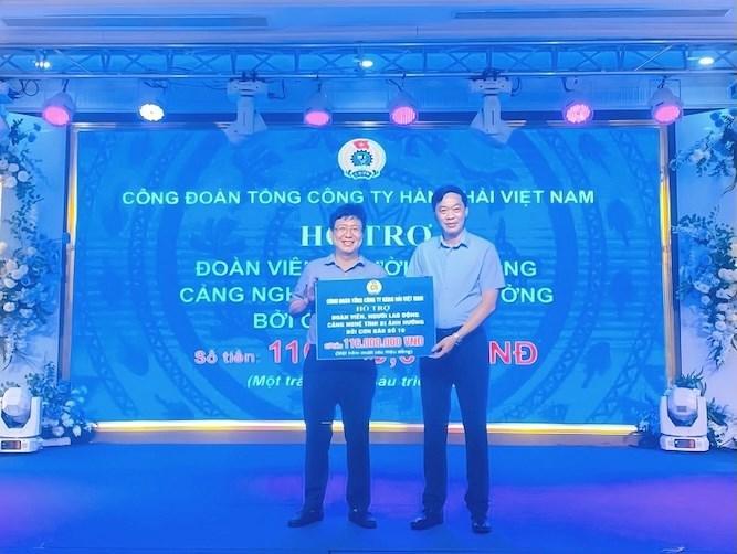 Đoàn viên, người lao động Cảng Nghệ Tĩnh bị ảnh hưởng bởi bão số 10 được hỗ trợ