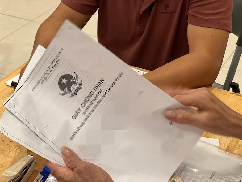 Người dân được yêu cầu photo sổ đỏ để nộp cho UBND xã phường, phục vụ chiến dịch làm sạch dữ liệu đất đai. Ảnh: Anh Tuấn