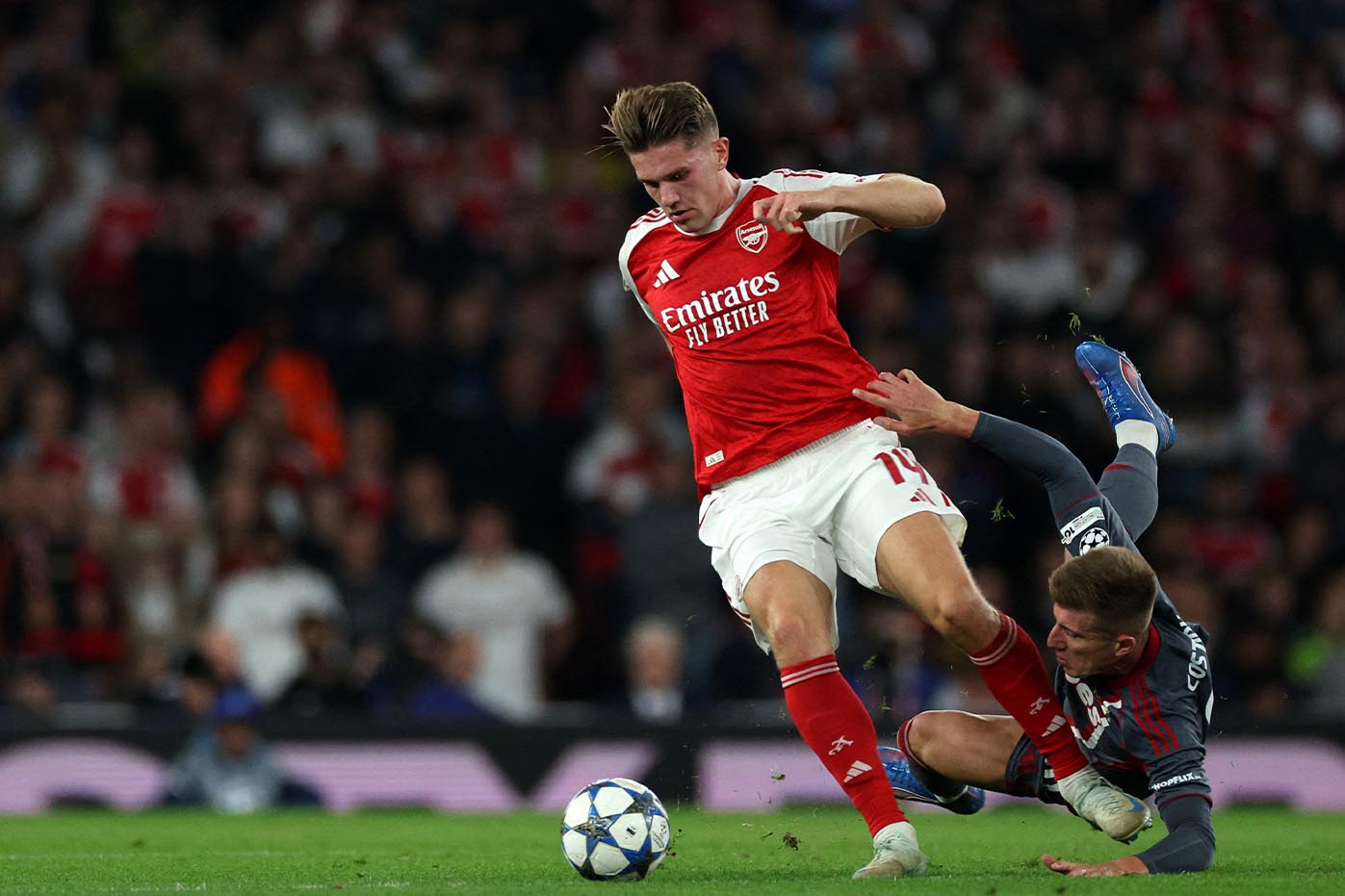 Viktor Gyokeres đang khô hạn bàn thắng nhưng vẫn quan trọng trong cách tổ chức lối chơi của Arsenal. Ảnh: AFP