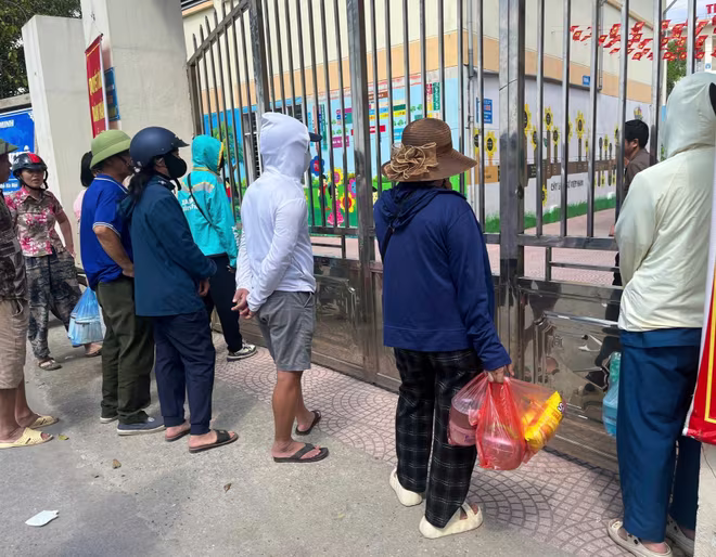 Việc dừng tổ chức ăn bán trú khiến nhiều phụ huynh bức xúc