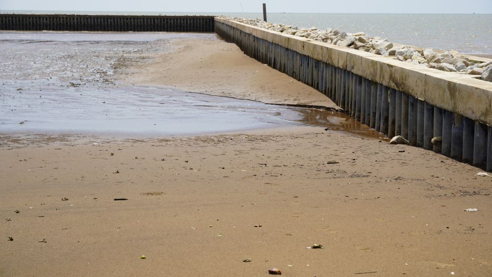 Một đoạn bờ biển xã Vĩnh Hải (TP Cần Thơ) có kè ngầm giúp giảm sóng đánh trực tiếp vào bờ, tạo bãi bồi. Ảnh: Phương Anh