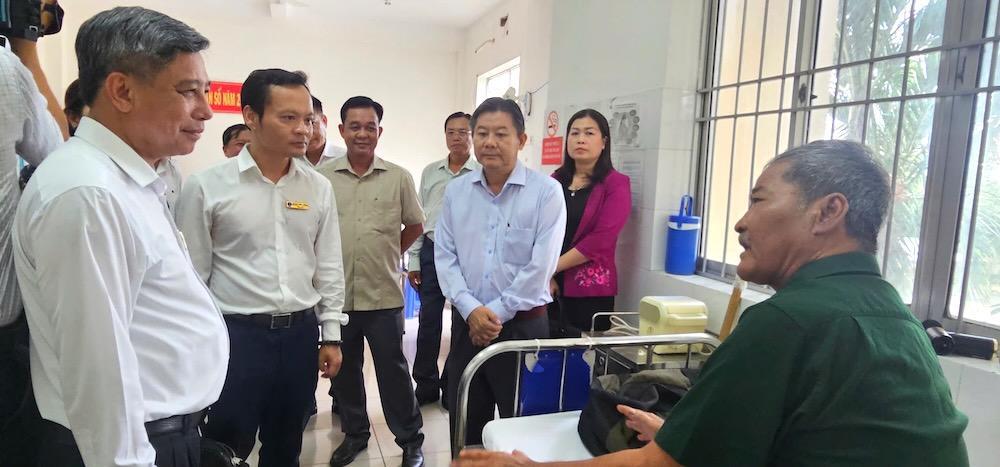 Lãnh đạo Cần Thơ, lãnh đạo Sở Y tế thăm hỏi người bệnh điều trị tại Trung tâm Y tế huyện Phong Điền (cũ).