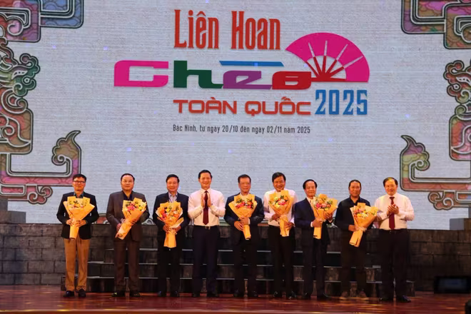 Hội đồng nghệ thuật Liên hoan Chèo toàn quốc 2025. Ảnh: NTBD Hội đồng nghệ thuật Liên hoan Chèo toàn quốc 2025. Ảnh: NTBD