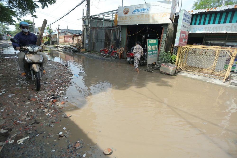 Những hộ buôn bán trên tuyến đường cũng bị ảnh hưởng. Ảnh: Minh Tâm