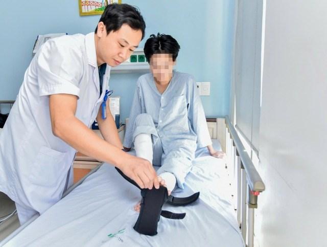 Bệnh nhân từng đối mặt nguy cơ cắt cụt chân nay đi lại được nhờ kỹ thuật vi phẫu mới
