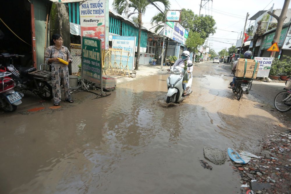 Những ngày qua TPHCM mưa liên tục, nước đọng trên đường không lối thoát. Ảnh: Minh Tâm