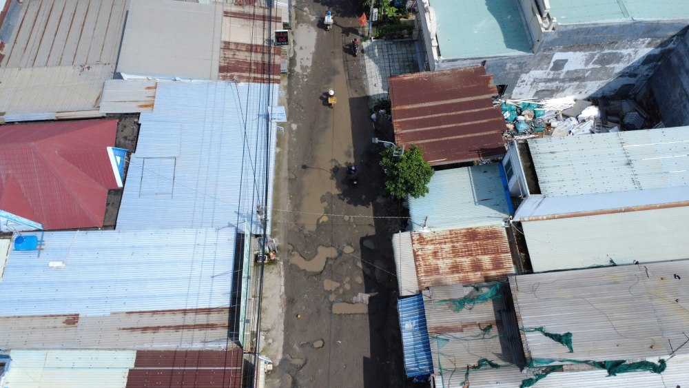Hình ảnh đường Liên ấp 2-3-4, xã Vĩnh Lộc (TPHCM) dài khoảng 3 km nhìn từ trên cao, xuống cấp nghiệm trọng. Ảnh: Minh Tâm