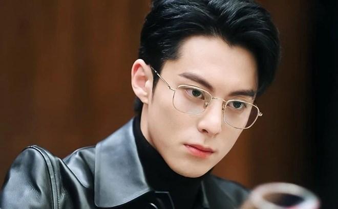 Vương Hạc Đệ ân cần với người hâm mộ