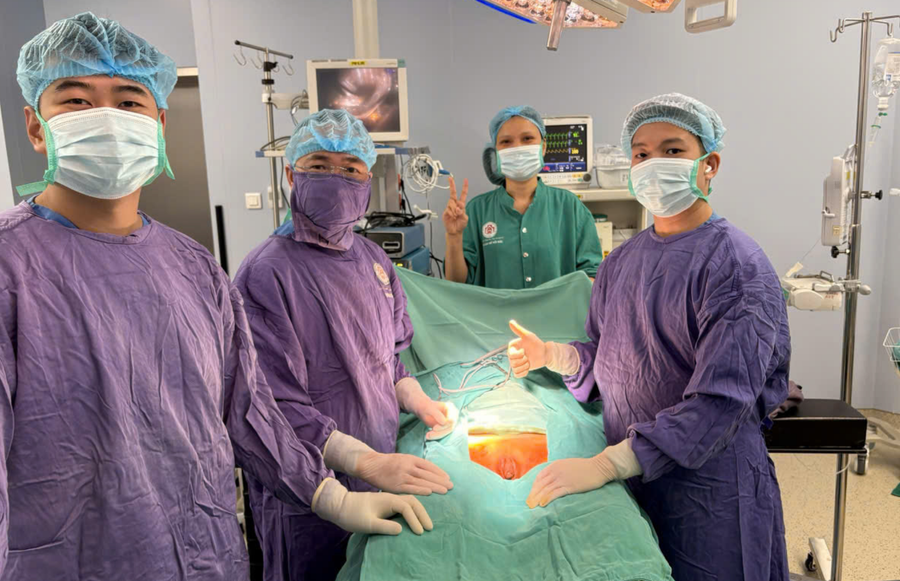 Bệnh nhân được phẫu thuật hạ tinh hoàn hai bên xuống bìu và sinh thiết mô tinh hoàn để đánh giá khả năng sinh tinh. Ảnh: BVCC