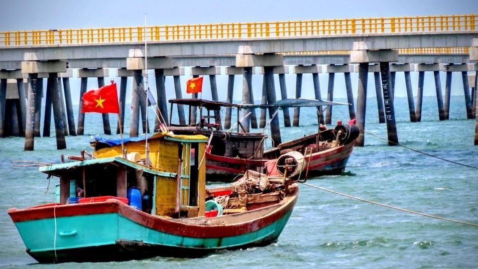 Hoạt động giám sát tàu cá tại bến, đảm bảo an toàn và kết nối VMS ổn định. Ảnh: Hoàng Lộc