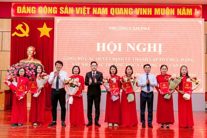 Phường Cẩm Phả trao quyết định thành lập và bổ nhiệm cán bộ các cơ sở giáo dục công lập trên địa bàn phường. Ảnh: Cổng thông tin phường Cẩm Phả