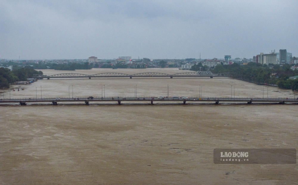 Lũ trên sông Hương ngày 27.10. Ảnh: Phúc Đạt - Nguyễn Luân