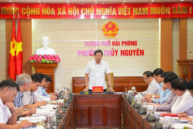 Phó Chủ tịch Thường trực UBND thành phố Lê Anh Quân kiểm tra tiến độ các dự án trọng điểm tại phường Thủy Nguyên. Ảnh: Cổng TTĐT Hải Phòng