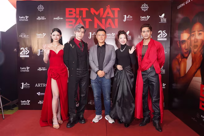 Đạo diễn Hoàng Thơ và dàn diễn viên chính của "Bịt mắt bắt nai" Đạo diễn Hoàng Thơ và dàn diễn viên chính của "Bịt mắt bắt nai"