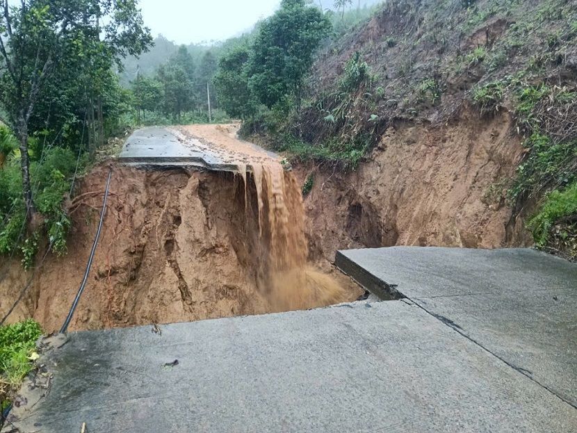 Đường DH83 thuộc thôn Tà Vinh, vào trung tâm xã Sơn Tây Hạ bị gãy đôi do sạt lở. Ảnh: UBND xã Sơn Tây Hạ