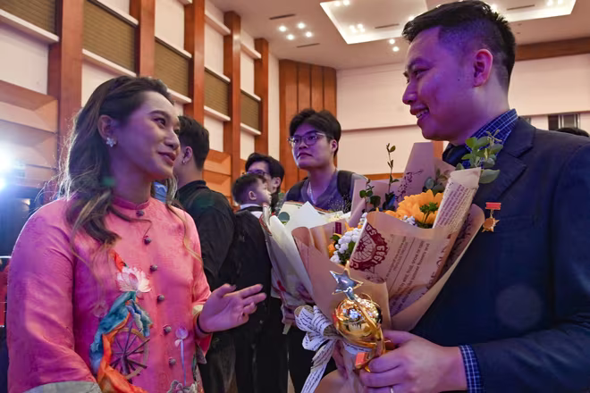 “Cô gái sa mạc” Vũ Phương Thanh, Đại sứ thương hiệu Number 1, Tập đoàn Tân Hiệp Phát chúc mừng và trò chuyện với một trong 10 nhà khoa học trẻ đoạt giải thưởng Quả cầu vàng 2025 “Cô gái sa mạc” Vũ Phương Thanh, Đại sứ thương hiệu Number 1, Tập đoàn Tân Hiệp Phát chúc mừng và trò chuyện với một trong 10 nhà khoa học trẻ đoạt giải thưởng Quả cầu vàng 2025