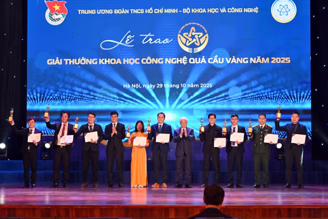 Ông Đỗ Văn Chiến - Ủy viên Bộ Chính trị, Bí thư Trung ương Đảng, Chủ tịch Ủy ban Trung ương MTTQ Việt Nam và anh Bùi Quang Huy, Bí thư thứ nhất Trung ương Đoàn trao Giải thưởng Quả Cầu Vàng cho các nhà khoa học trẻ. Ông Đỗ Văn Chiến - Ủy viên Bộ Chính trị, Bí thư Trung ương Đảng, Chủ tịch Ủy ban Trung ương MTTQ Việt Nam và anh Bùi Quang Huy, Bí thư thứ nhất Trung ương Đoàn trao Giải thưởng Quả Cầu Vàng cho các nhà khoa học trẻ.
