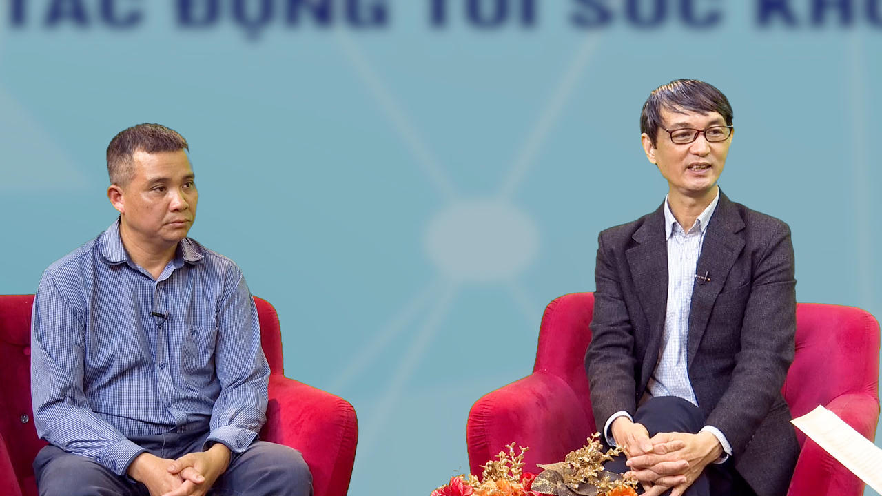 TS. BS. Nguyễn Trung Nguyên - Giám đốc Trung tâm Chống độc, Bệnh viện Bạch Mai (bên trái) và ThS. BS. Nguyễn Tuấn Lâm - đại diện Tổ chức Y tế thế giới (WHO) tại Việt Nam (bên phải) tại Toạ đàm.