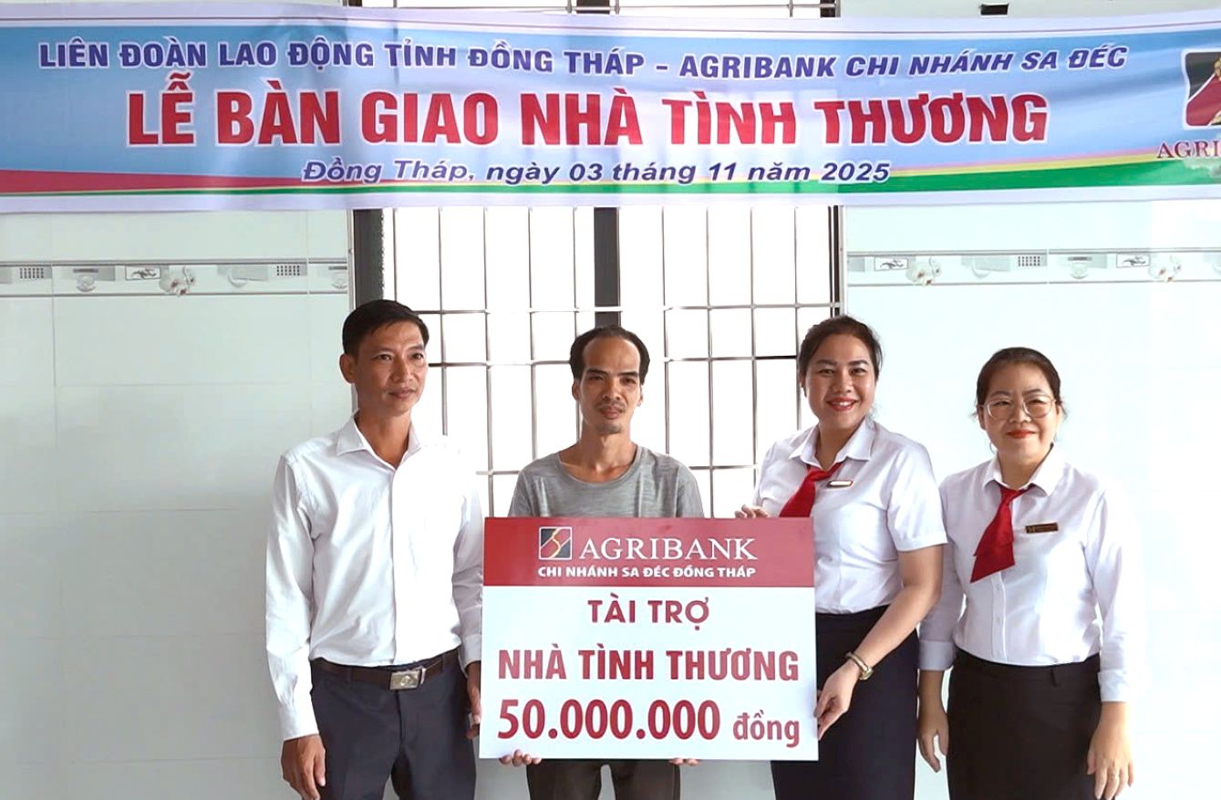Thực hiện nghi thức bàn giao nhà tình thương. Ảnh: Thanh Mai