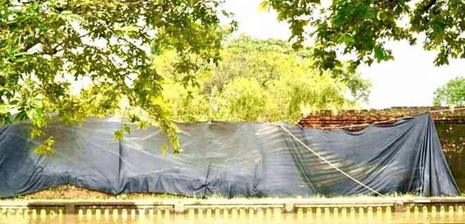 Đoạn tường thành bị sập được căng bạt che chắn. Ảnh: Trung tâm bảo tồn di tích cố đô Huế