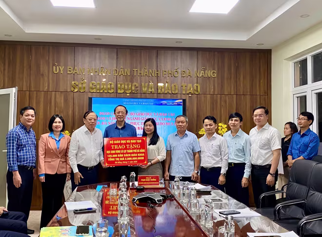 Thứ trưởng Thường trực Bộ GDĐT Phạm Ngọc Thưởng đã trao hỗ trợ số tiền 750 triệu đồng cho ngành Giáo dục Đà Nẵng Thứ trưởng Thường trực Bộ GDĐT Phạm Ngọc Thưởng đã trao hỗ trợ số tiền 750 triệu đồng cho ngành Giáo dục Đà Nẵng