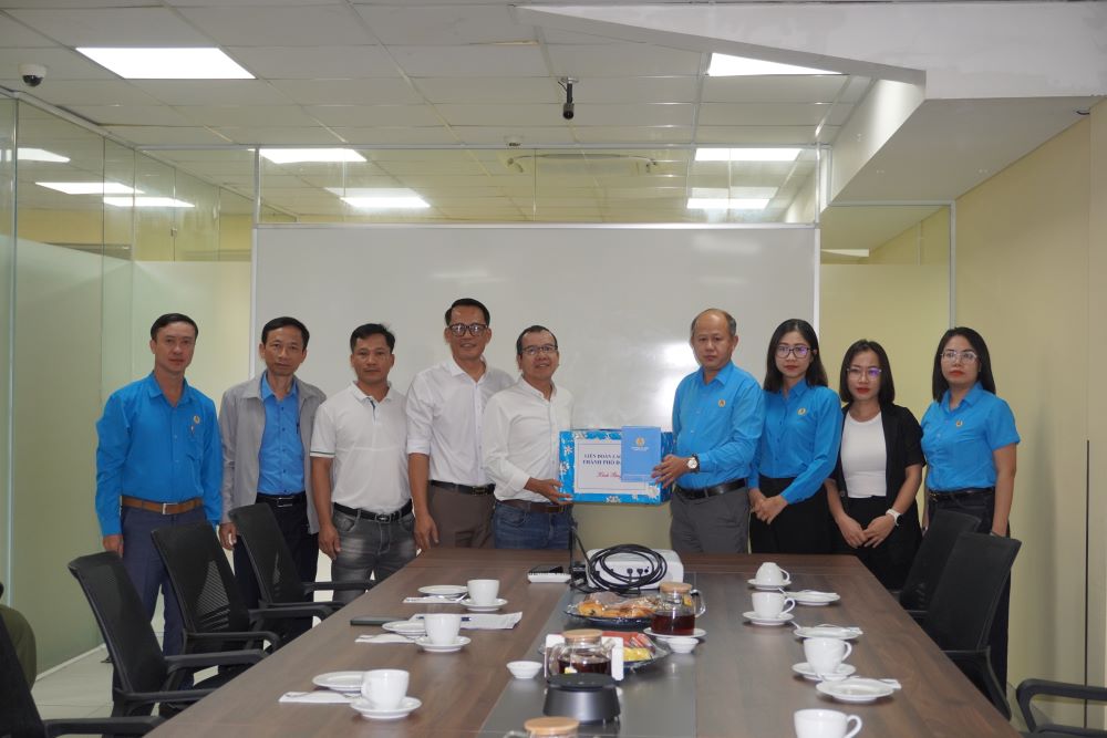 Toàn thành phố có khoảng 17.000 lao động bị ảnh hưởng bởi mưa lũ, trong đó 9.300 người bị thiệt hại tài sản. Ảnh: Trần Thi