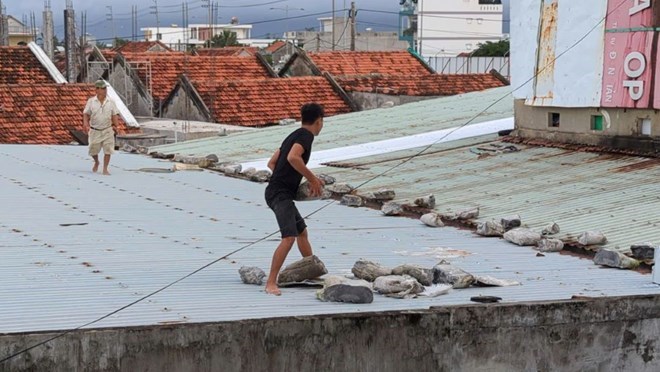 Người dân gia cố, chèn chống nhà cửa trước khi bão đổ bộ. Ảnh: Thanh Quỳnh