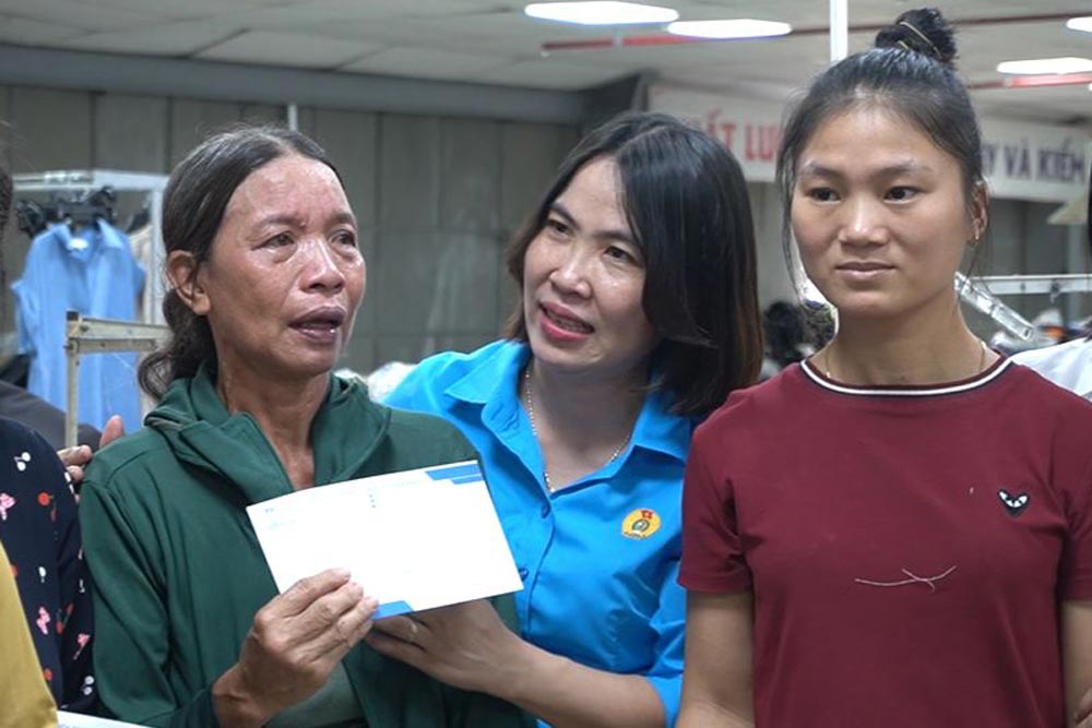 Bà Trương Thị Hoa - nhân viên tạp vụ tại Xí nghiệp May Ánh sáng 7 - xúc động khi được sự động viên, quan tâm kịp thời của công ty cũng như LĐLĐ TP Đà Nẵng. Ảnh: Trần Thi