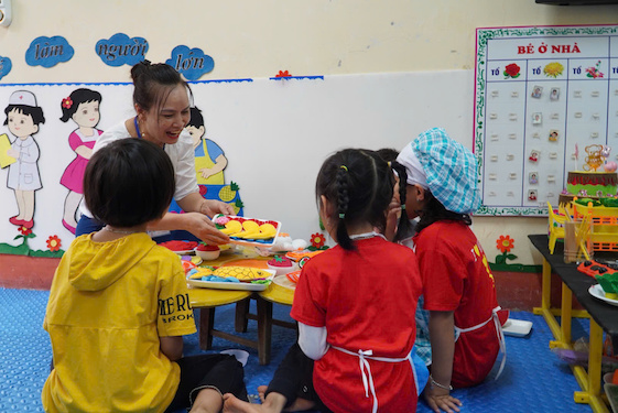 Bộ Giáo dục và Đào tạo cho rằng lương giáo viên mầm non hiện đang thấp nhất, trong khi đây được chứng minh là ngành nghề nặng nhọc. Ảnh: Vân Trang