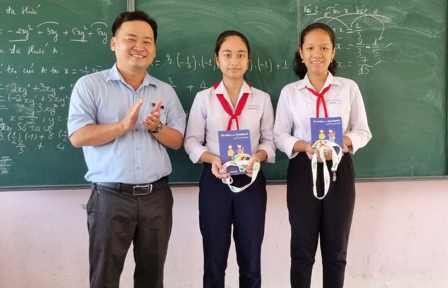 Thầy Huỳnh Bá Hiếu trao phần thưởng cho các học trò. Ảnh: NVCC dot-pha-tu-he-so-luong-dac-thu-danh-cho-nha-giao-2.jpg