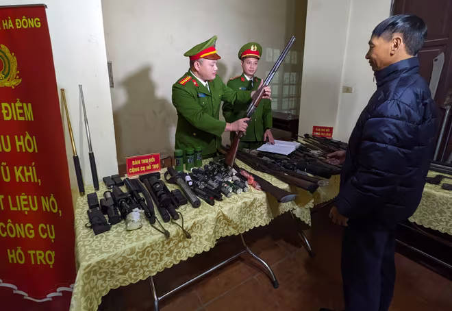 Công an Hà Nội vận động người dân giao nộp và thu hồi vũ khí, vật liệu nổ và công cụ hỗ trợ