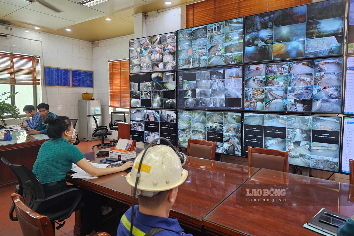 Tại Trung tâm điều hành sản xuất Công ty Than Thống Nhất, mọi hoạt động sản xuất dưới lòng đất đều được kết nối và hiển thị rõ nét trên những màn hình giám sát hiện đại. Ảnh: Đoàn Hưng